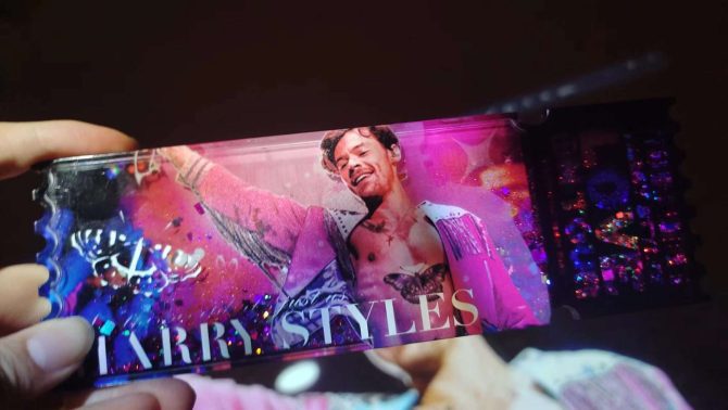 Love on Tour Souvenir Tickets Glitter - Image 3