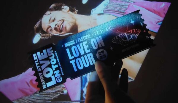 Love on Tour Souvenir Tickets Glitter - Image 4